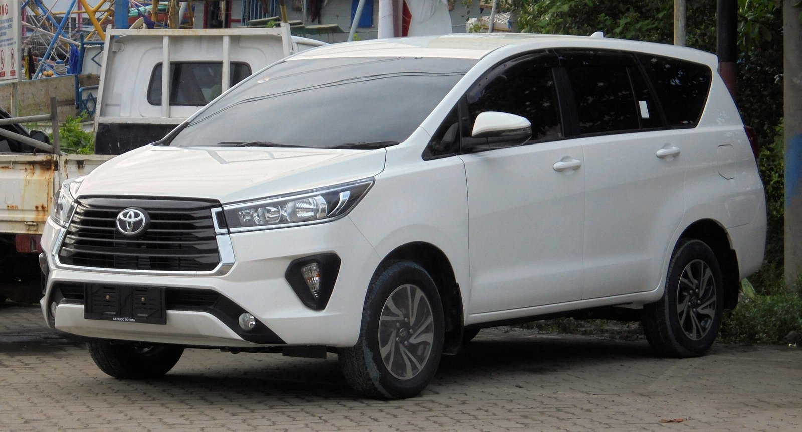 svr cabs innova car rental in vijayawada